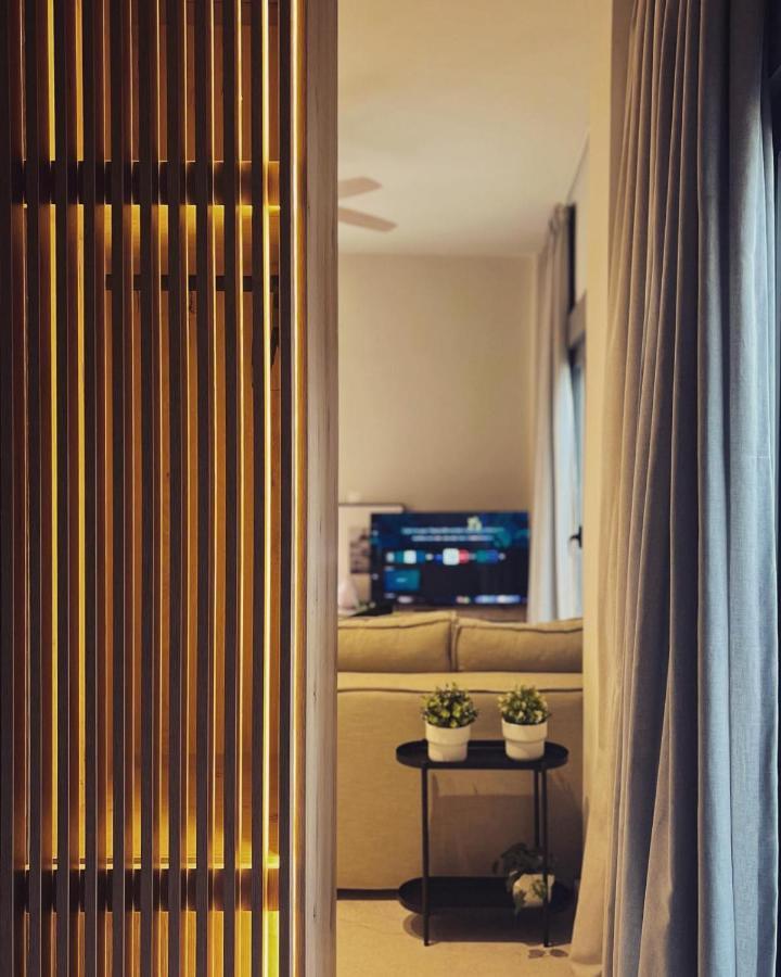 Luxurious Wooden Detail Flat In City Center Chalkís Eksteriør bilde